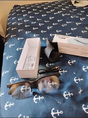 Wireless Bluetooth Glasses in Black and Silver